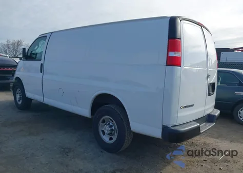 2019 Chevrolet Express 2500 Work Van z USA, uszkodzony, nr VIN 1GCWGAFPXK1365332